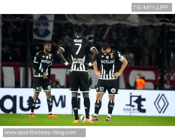 朗斯时隔19年重返法甲榜首托万双响助球队逆转昂热